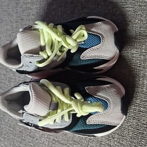 Non authentic Yezzy sneakers